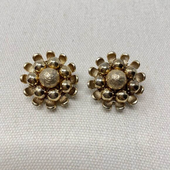 Vintage‎ Kramer Gold-Tone Clip-On Earrings Floral Design - Picture 1 of 8